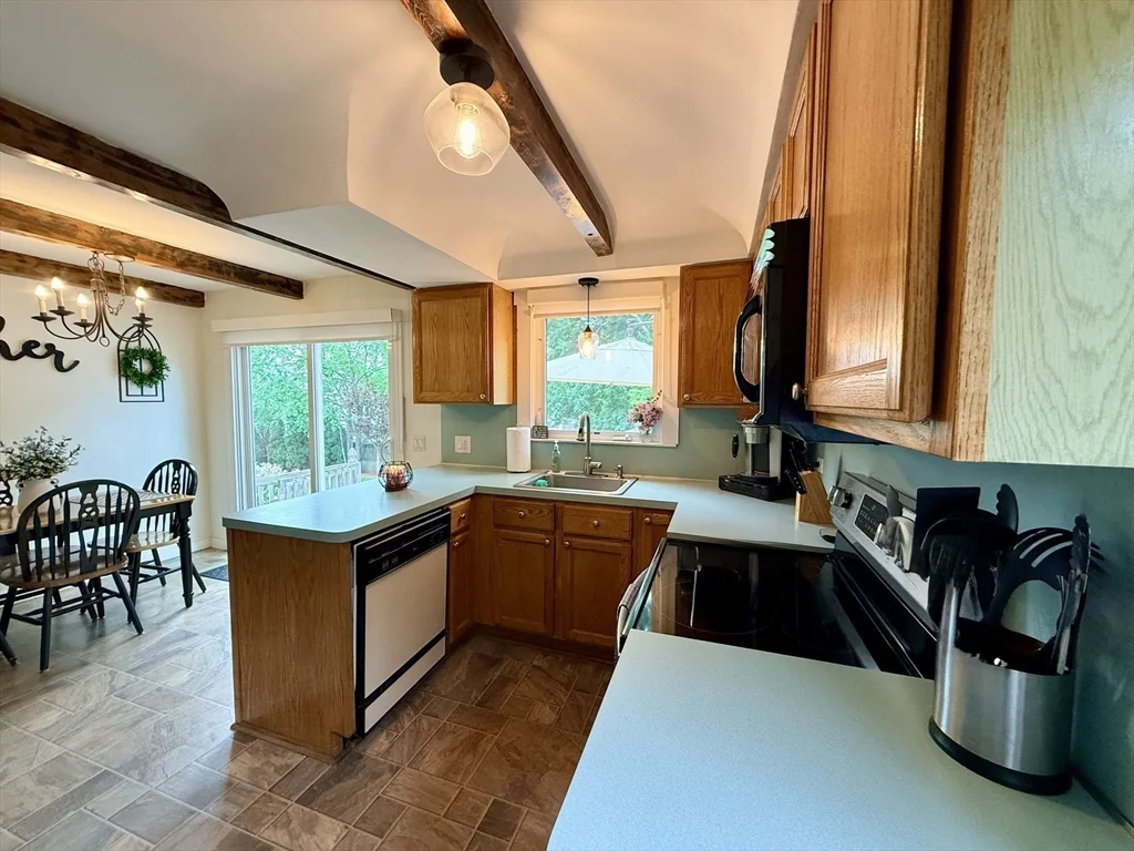 3 bed, 1 bath apartment for rent at 101 Mann St, Bellingham — photo 4 of 41