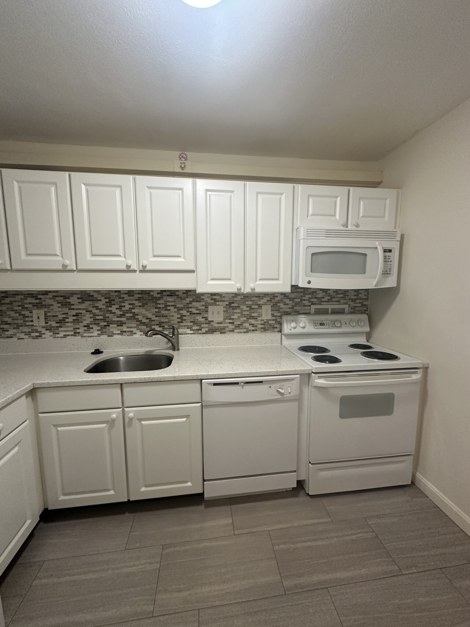 Studio bed, 1 bath apartment for rent at 101 Monmouth Ct Unit 216, Longwood — photo 2 of 29