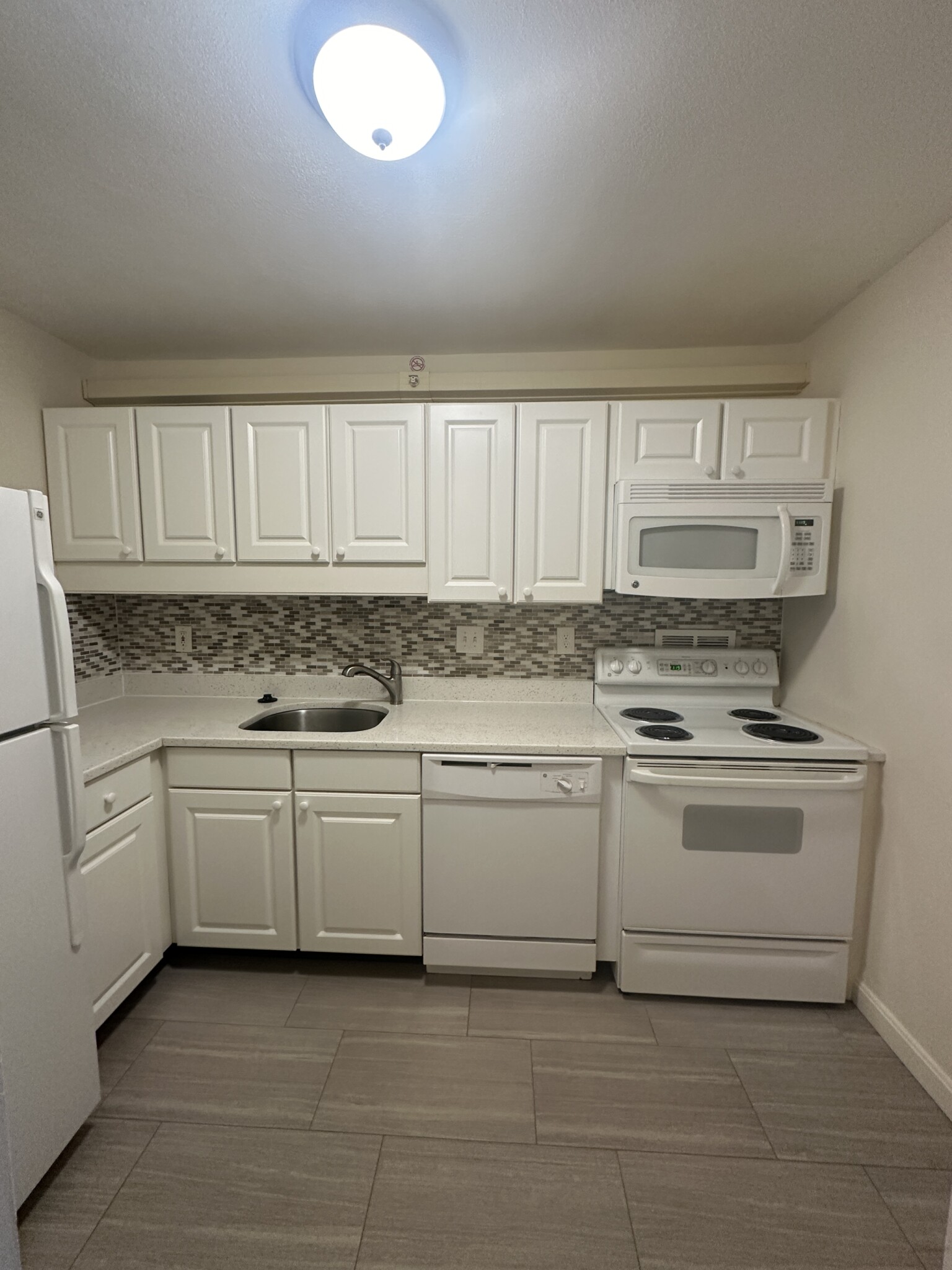 Studio bed, 1 bath apartment for rent at 101 Monmouth Ct Unit 216, Longwood — photo 4 of 29