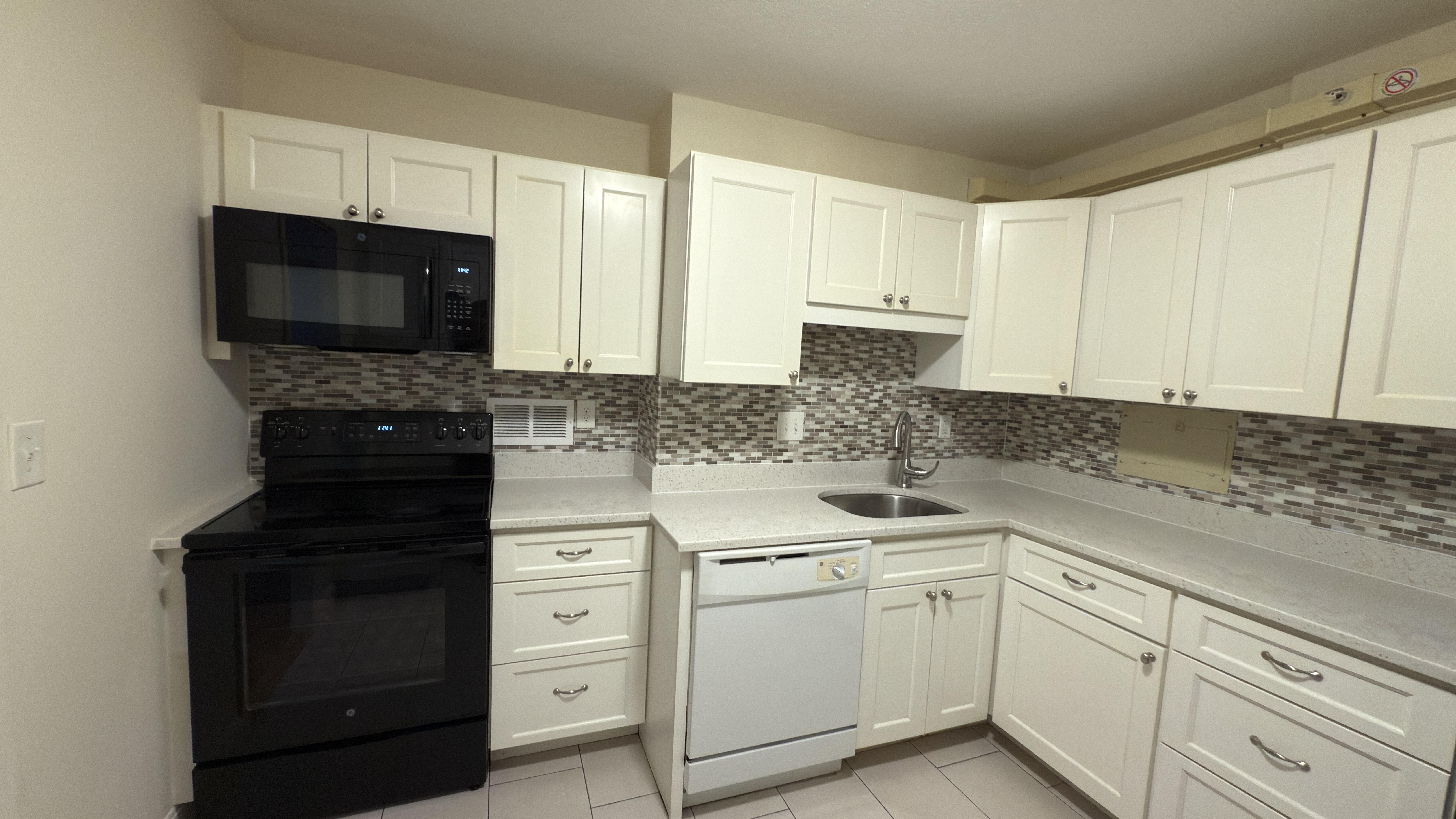 3 bed, 2 bath apartment for rent at 101 Monmouth St Unit 401, Longwood — photo 2 of 15