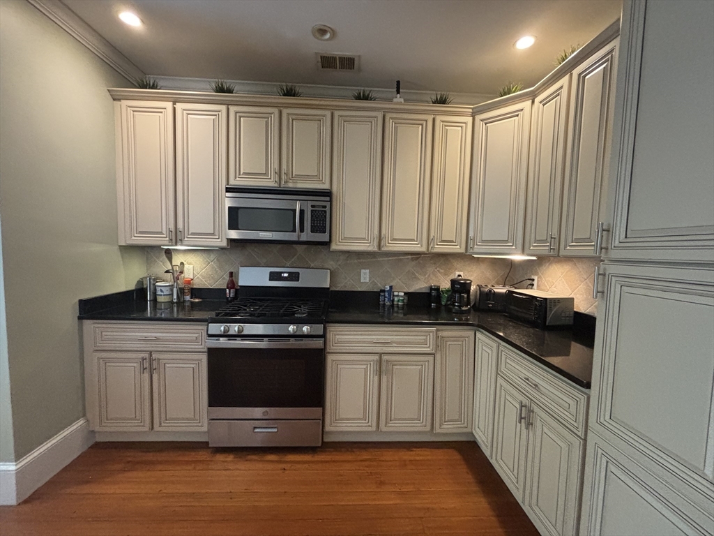 5 bed, 3 bath apartment for rent at 101 Sawyer Ave Unit 2, Dorchester — photo 4 of 31