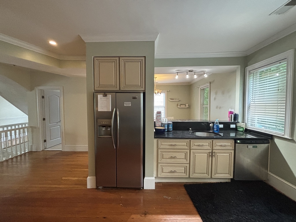 5 bed, 3 bath apartment for rent at 101 Sawyer Ave Unit 2, Dorchester — photo 3 of 31