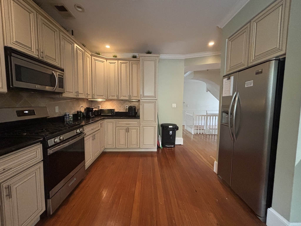 5 bed, 3 bath apartment for rent at 101 Sawyer Ave Unit 2, Dorchester — photo 2 of 31