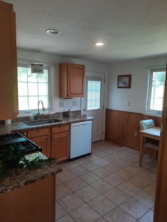 3 bed, 1 bath apartment for rent at 101 Sparks Unit 3, Lowell — photo 7 of 34
