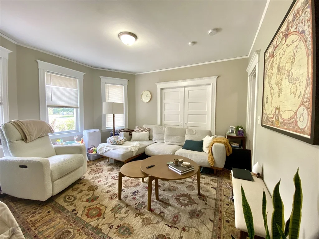 3 bed, 1 bath apartment for rent at 1011 Washington St Unit 1, Newton — photo 4 of 17