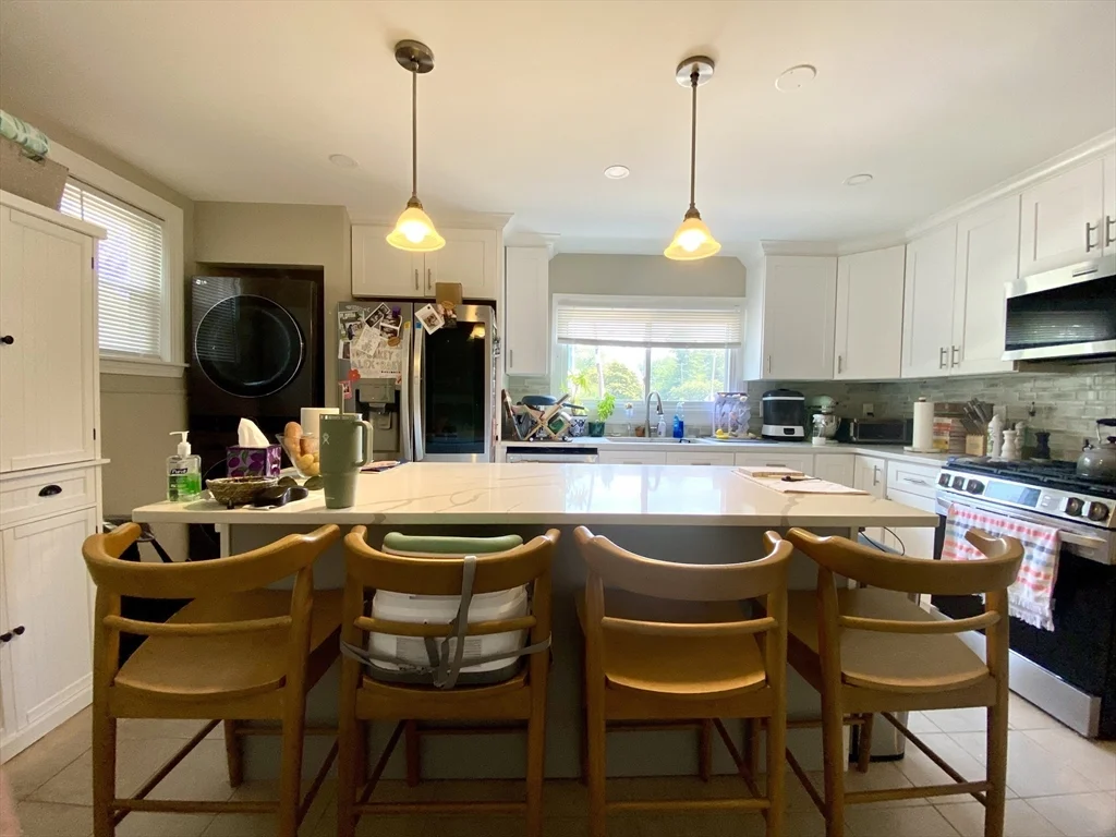 3 bed, 1 bath apartment for rent at 1011 Washington St Unit 1, Newton — photo 3 of 17