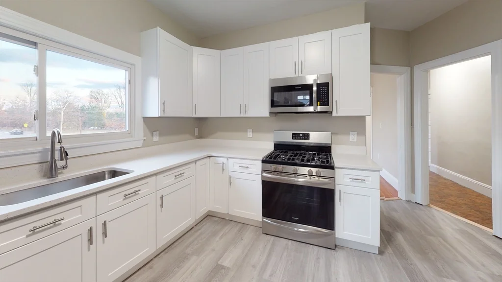 6 bed, 2 bath apartment for rent at 1011 Washington Unit 2, Newtonville — photo 2 of 18