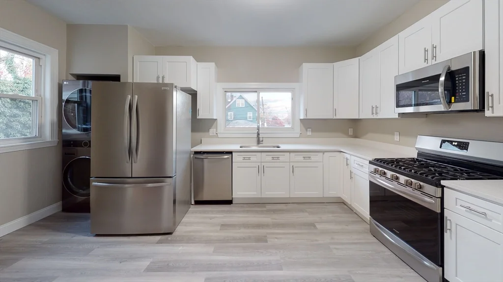 6 bed, 2 bath apartment for rent at 1011 Washington Unit 2, Newtonville — photo 1 of 18