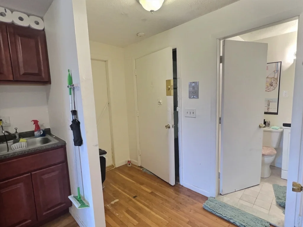 Studio bed, 1 bath apartment for rent at 1016 Commonwealth Ave Unit 20, North Brookline — photo 2 of 8