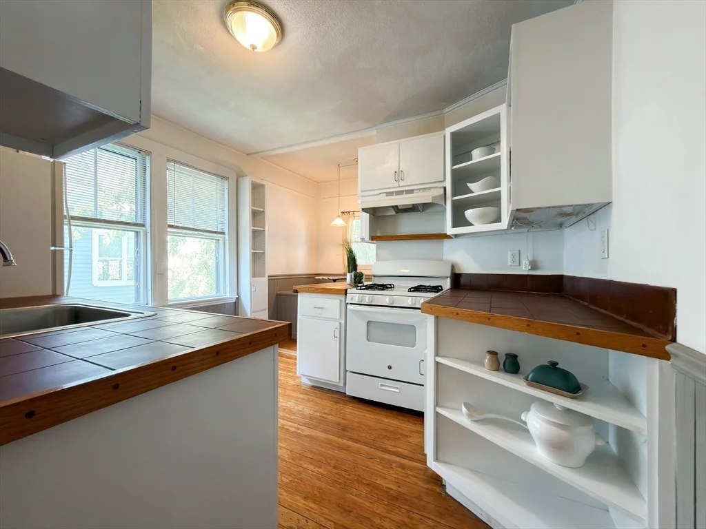 2 bed, 1 bath apartment for rent at 102-104 Pearson Rd Unit 2, Powder House Square — photo 5 of 14
