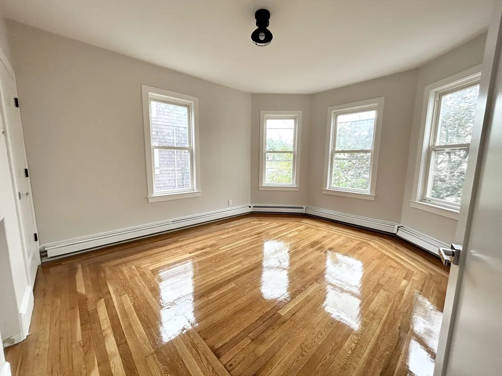 3 bed, 1 bath apartment for rent at 102 Buttonwood Unit 3, Boston — photo 4 of 7