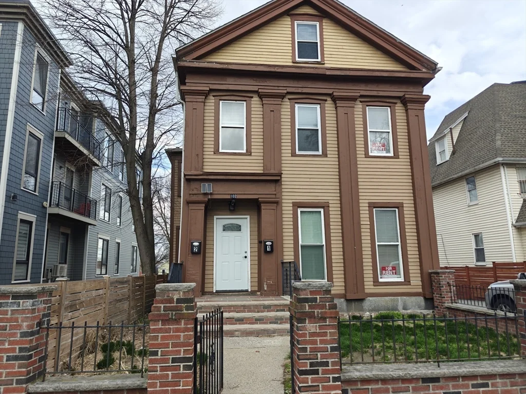 3 bed, 2 bath apartment for rent at 102 Mount Pleasant Ave Unit 2, Roxbury — photo 2 of 32