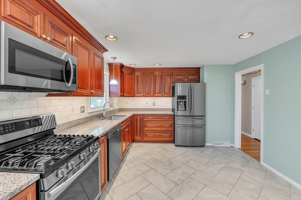 3 bed, 2 bath apartment for rent at 102 Prospect St, Ashland — photo 6 of 32