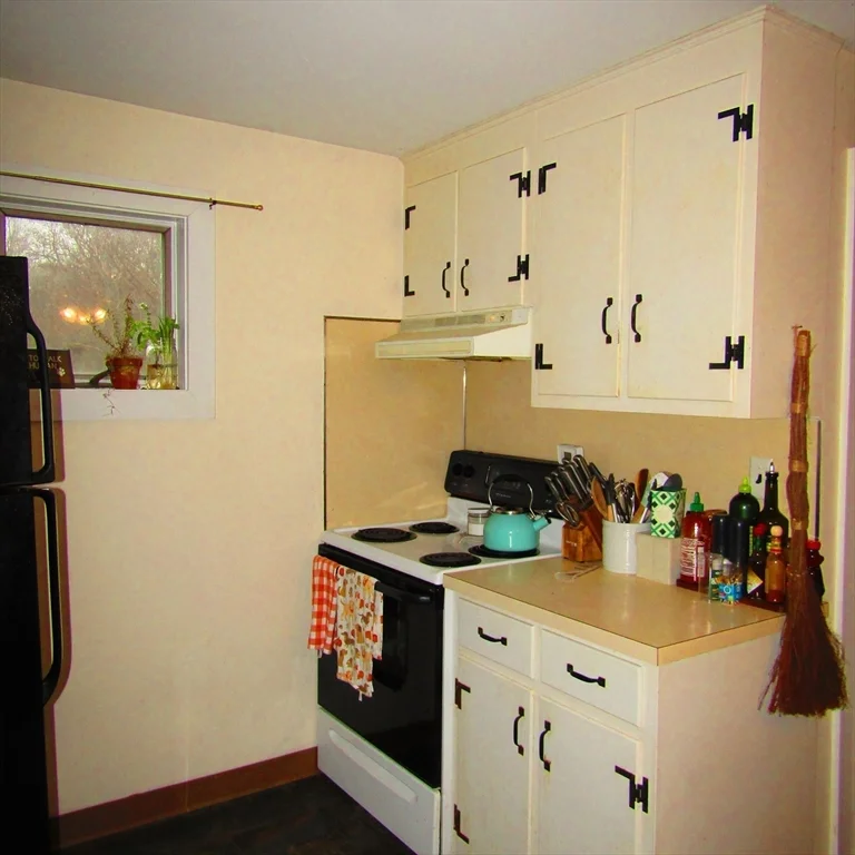 2 bed, 1 bath apartment for rent at 102 Vernon St Unit 2, Northampton — photo 3 of 14
