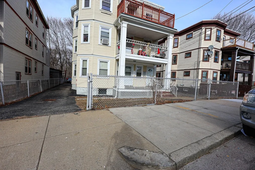3 bed, 1 bath apartment for rent at 1021-1023 Canterbury St Unit 3, Boston — photo 20 of 20