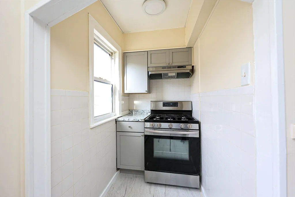 3 bed, 1 bath apartment for rent at 1021-1023 Canterbury St Unit 3, Boston — photo 11 of 20