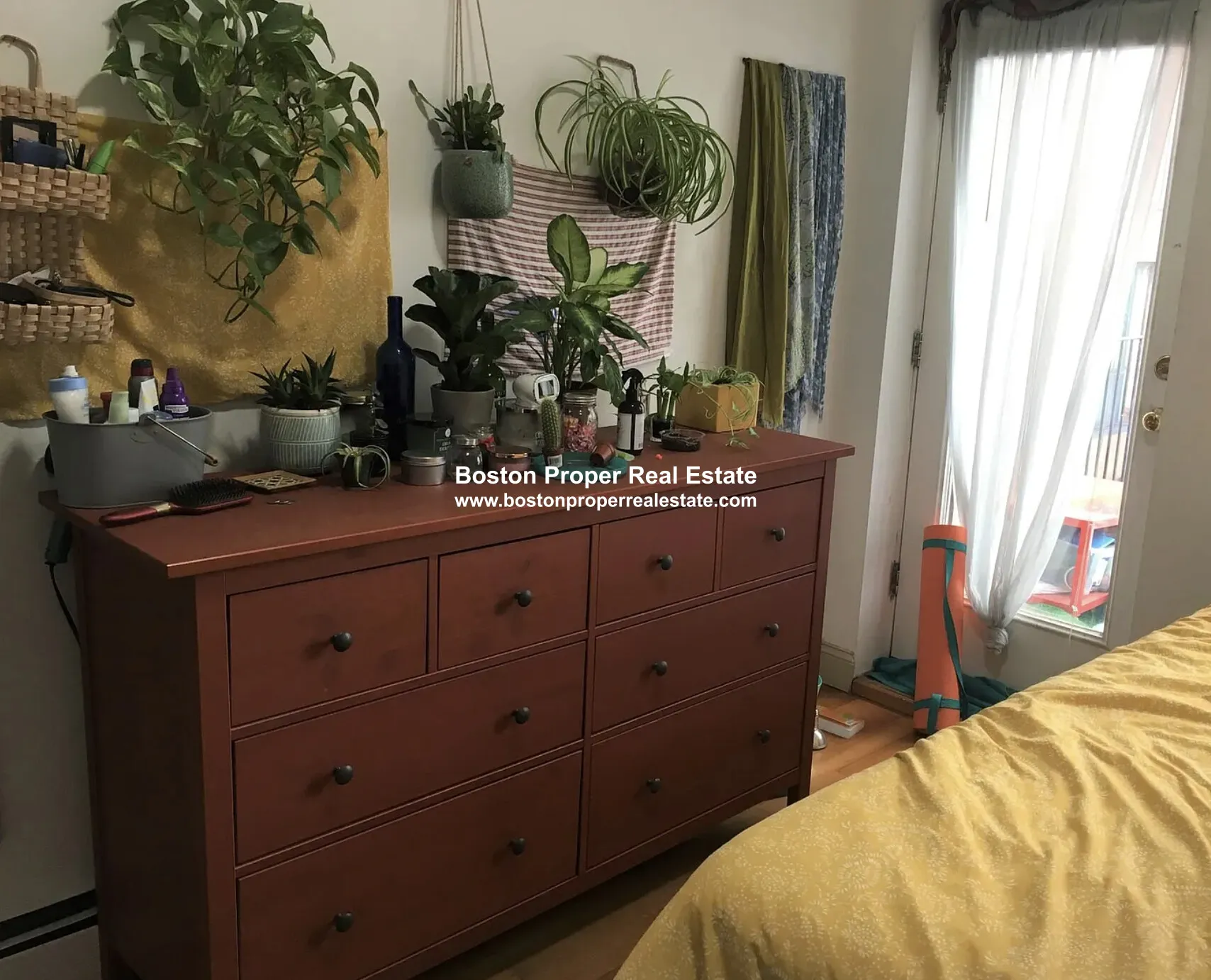 4 bed, 1 bath apartment for rent at 1021 Tremont St Unit 2, Roxbury — photo 4 of 10