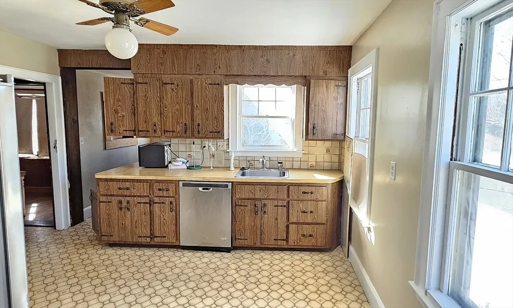 3 bed, 1 bath apartment for rent at 1024 N Main St Unit 1024, Brockton — photo 3 of 12
