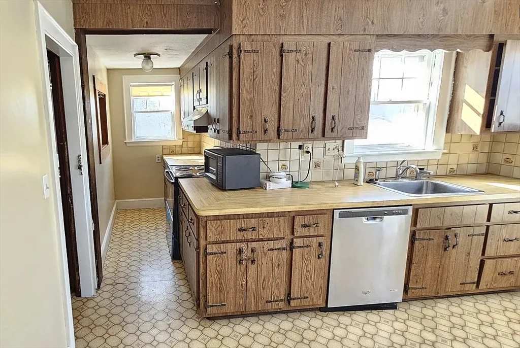 3 bed, 1 bath apartment for rent at 1024 N Main St Unit 1024, Brockton — photo 2 of 12