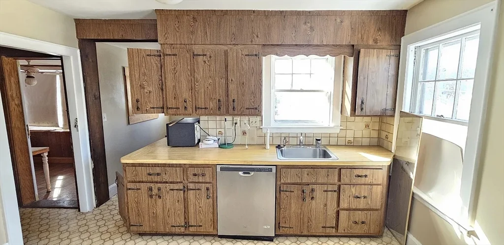 3 bed, 1 bath apartment for rent at 1024 N Main St Unit 1024, Brockton — photo 1 of 12