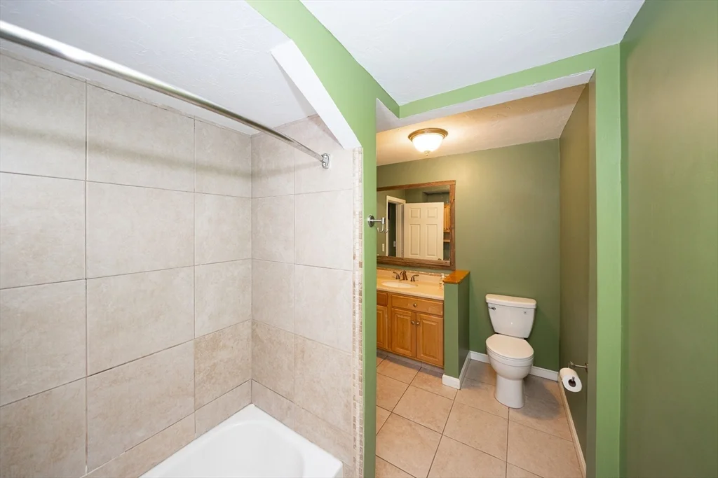 3 bed, 1 bath apartment for rent at 1025 Mechanic St, Leominster — photo 3 of 16