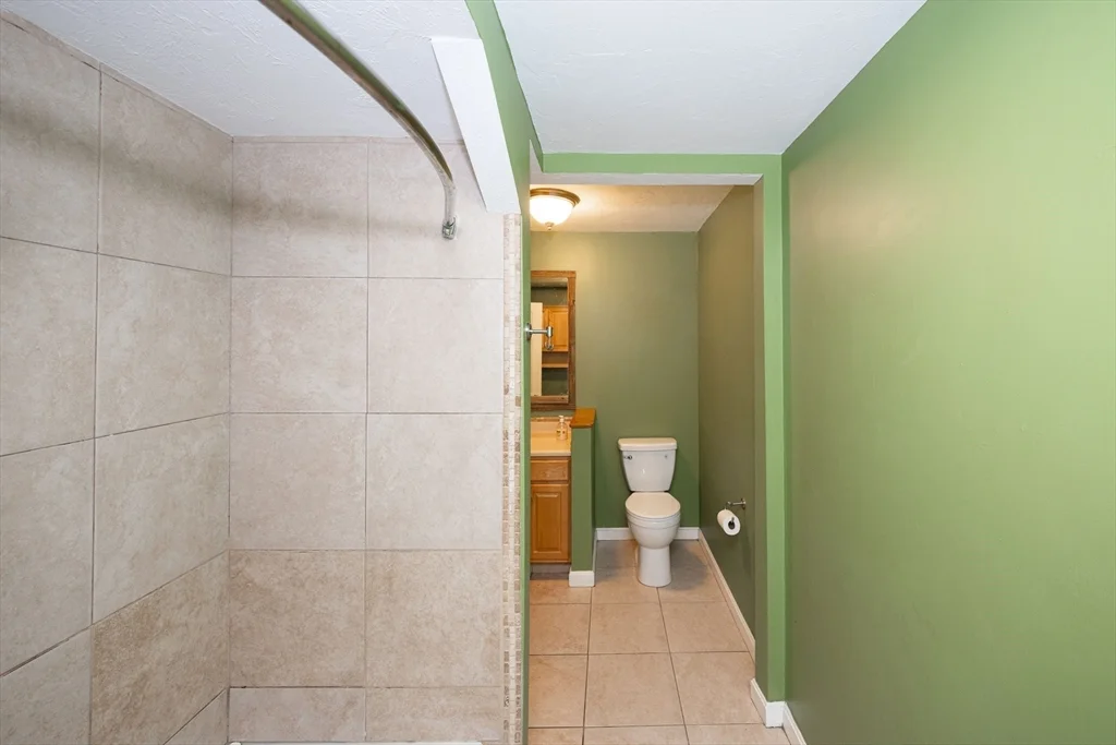 3 bed, 1 bath apartment for rent at 1025 Mechanic St, Leominster — photo 4 of 16