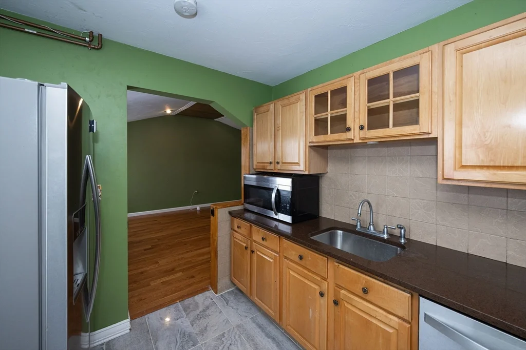 3 bed, 1 bath apartment for rent at 1025 Mechanic St, Leominster — photo 8 of 16