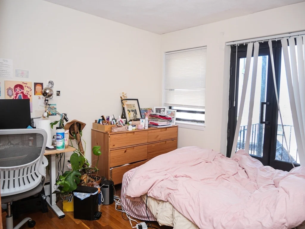 3 bed, 1 bath apartment for rent at 1027 Commonwealth Ave Unit 11, Allston — photo 5 of 8