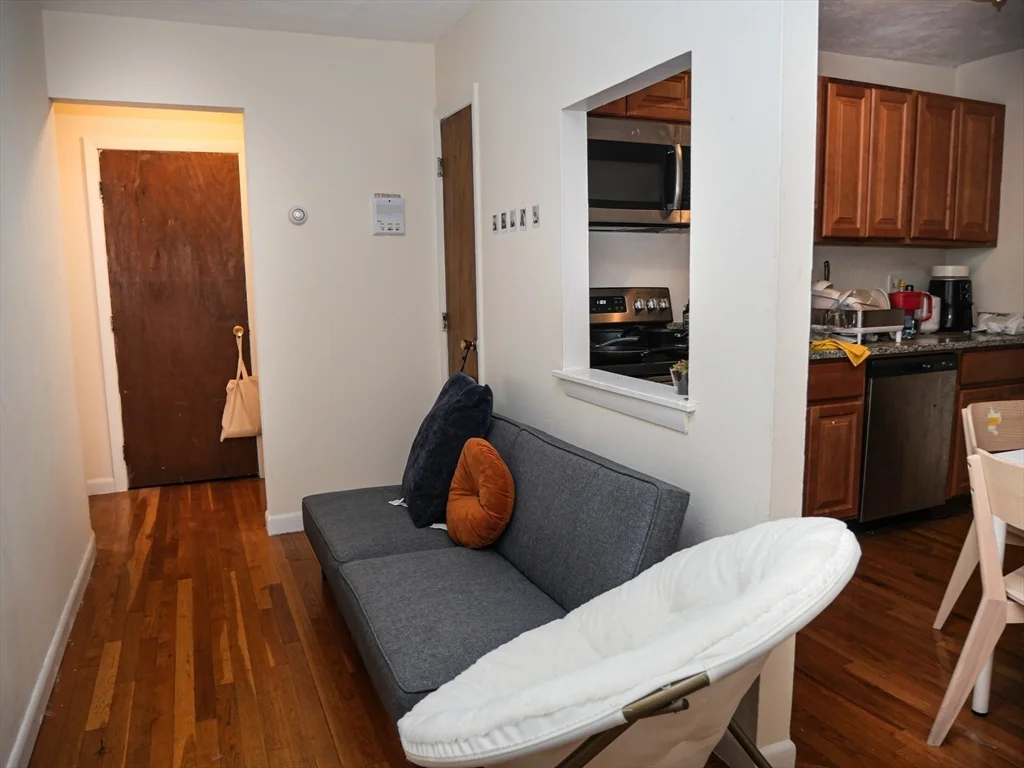 3 bed, 1 bath apartment for rent at 1027 Commonwealth Ave Unit 11, Allston — photo 2 of 8