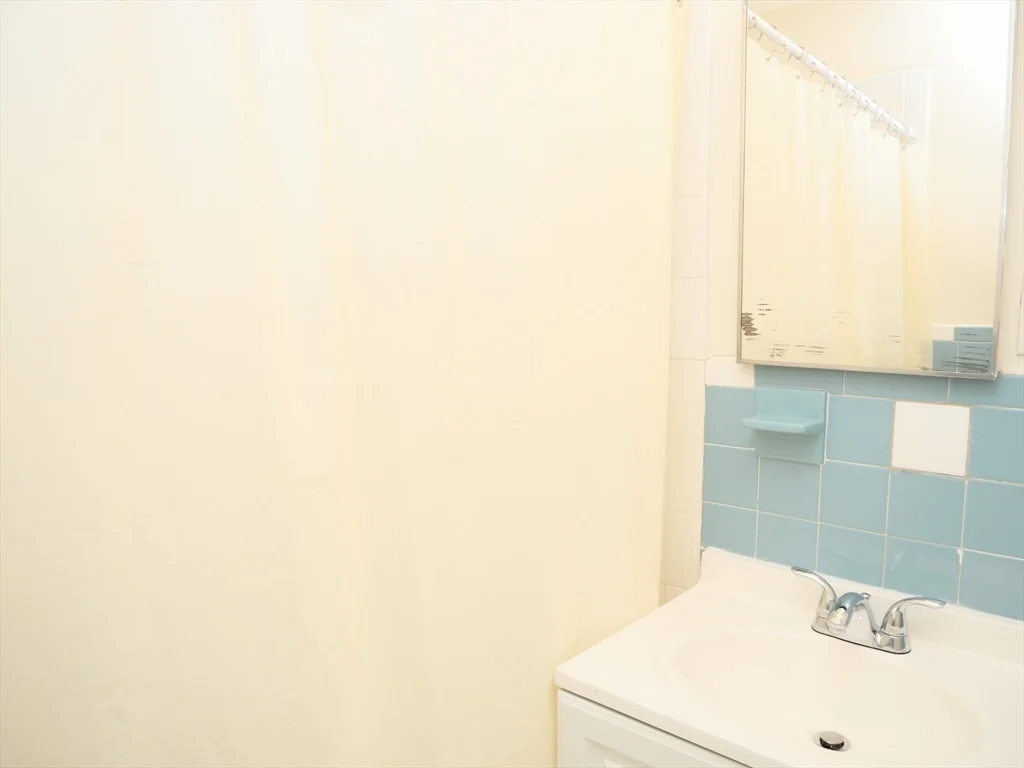 3 bed, 1 bath apartment for rent at 1027 Commonwealth Ave Unit 21, Allston — photo 6 of 7