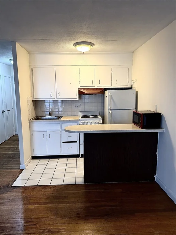 Studio bed, 1 bath apartment for rent at 1027 Commonwealth Ave Unit 23, Allston — photo 2 of 8