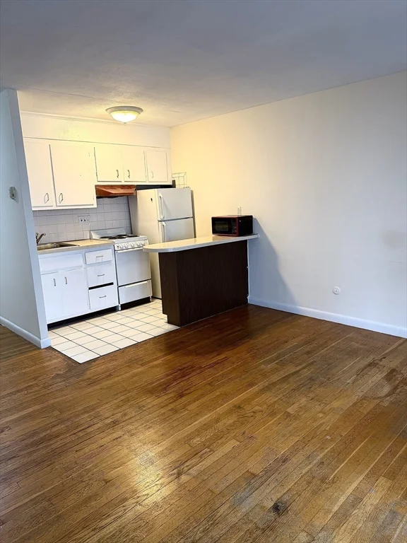 Studio bed, 1 bath apartment for rent at 1027 Commonwealth Ave Unit 23, Allston — photo 3 of 8