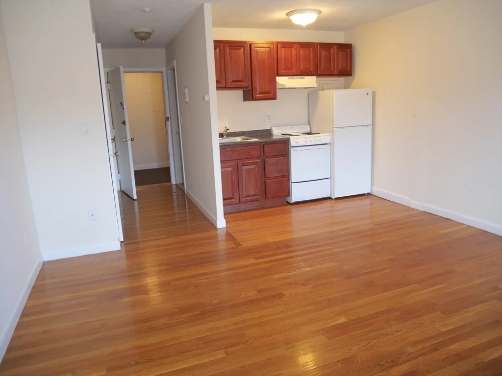 Studio bed, 1 bath apartment for rent at 1027 Commonwealth Ave Unit 25, Allston — photo 3 of 6