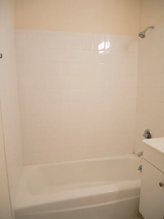 Studio bed, 1 bath apartment for rent at 1027 Commonwealth Ave Unit 25, Allston — photo 5 of 6