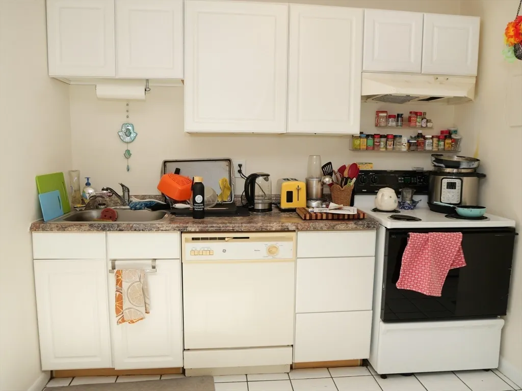 Studio bed, 1 bath apartment for rent at 1027 Commonwealth Ave Unit 10, Allston — photo 3 of 7