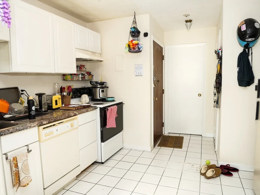 Studio bed, 1 bath apartment for rent at 1027 Commonwealth Ave Unit 10, Allston — photo 4 of 7