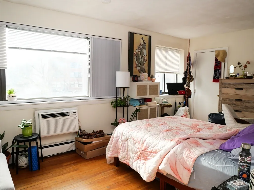 Studio bed, 1 bath apartment for rent at 1027 Commonwealth Ave Unit 10, Allston — photo 6 of 7
