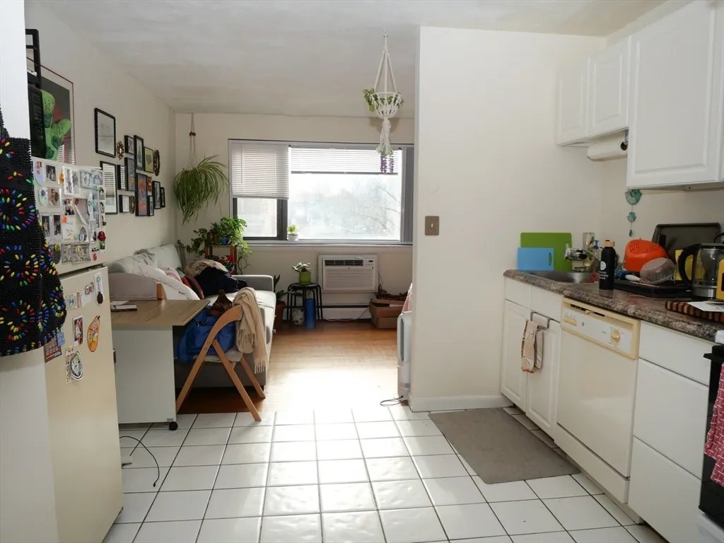 Studio bed, 1 bath apartment for rent at 1027 Commonwealth Ave Unit 10, Allston — photo 2 of 7