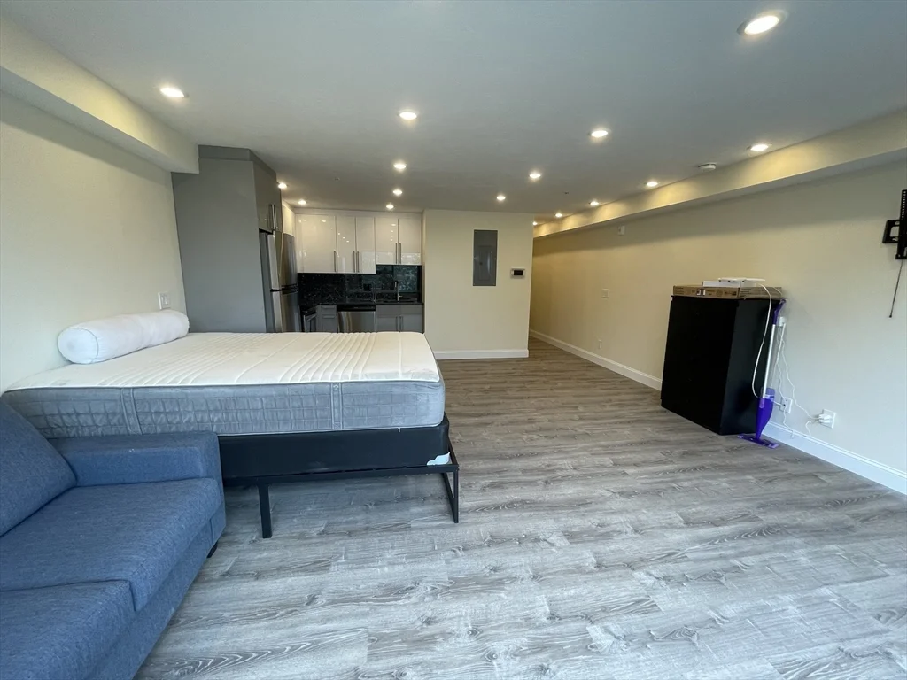 Studio bed, 1 bath apartment for rent at 1028 Commonwealth Ave Unit 305, Coolidge Corner — photo 4 of 12