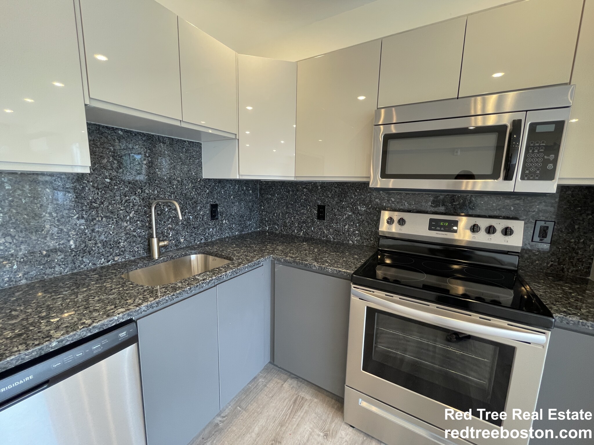 Studio bed, 1 bath apartment for rent at 1028 Commonwealth Ave Unit 306, Boston — photo 3 of 17