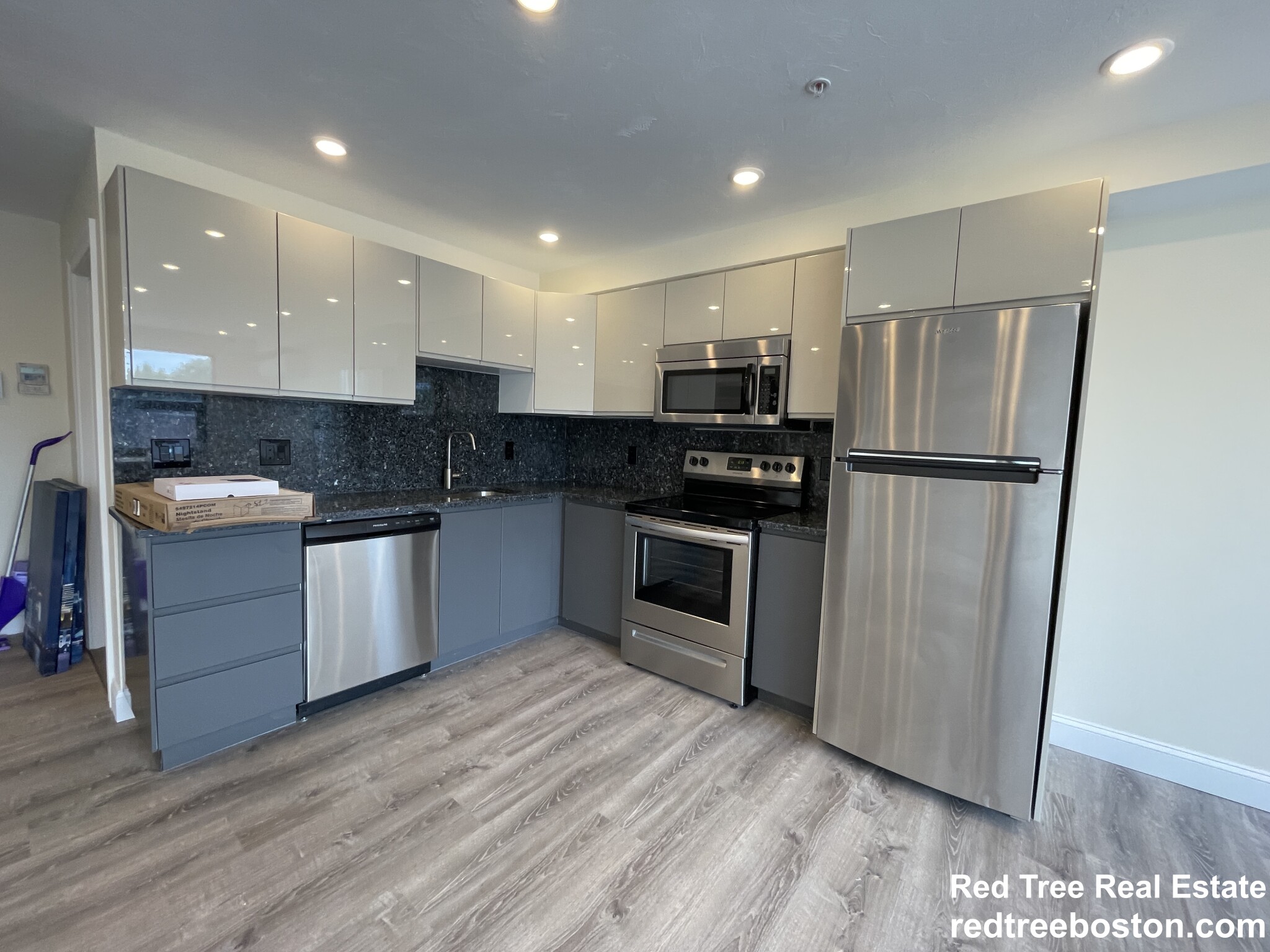 Studio bed, 1 bath apartment for rent at 1028 Commonwealth Ave Unit 306, Boston — photo 2 of 17