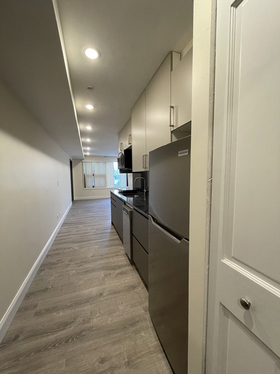 Studio bed, 1 bath apartment for rent at 1028 Commonwealth Ave Unit 402, Boston — photo 2 of 10