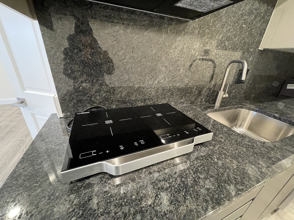 Studio bed, 1 bath apartment for rent at 1028 Commonwealth Ave Unit 402, Boston — photo 6 of 10
