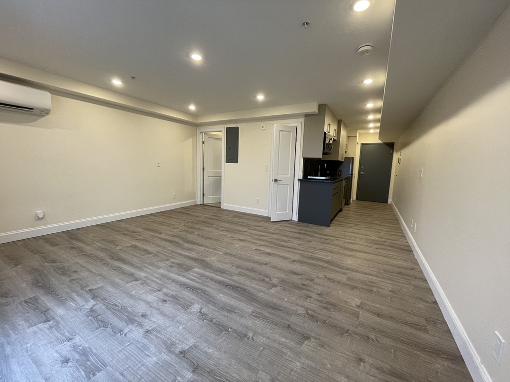 Studio bed, 1 bath apartment for rent at 1028 Commonwealth Ave Unit 402, Boston — photo 7 of 10