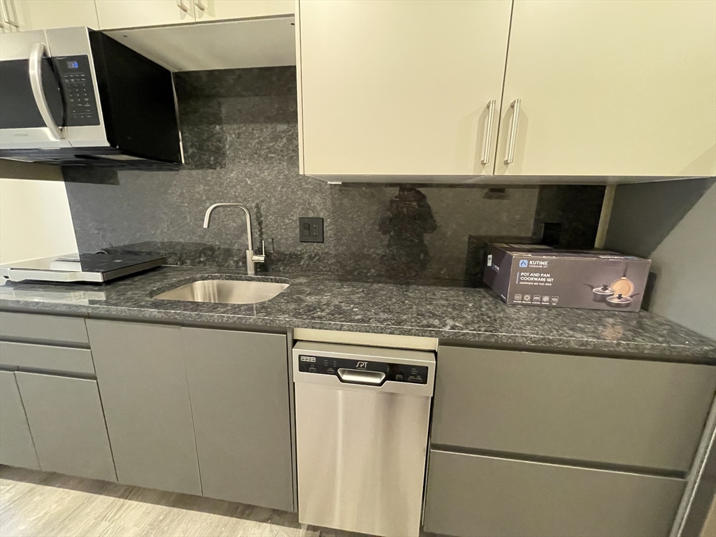 Studio bed, 1 bath apartment for rent at 1028 Commonwealth Ave Unit 402, Boston — photo 4 of 10