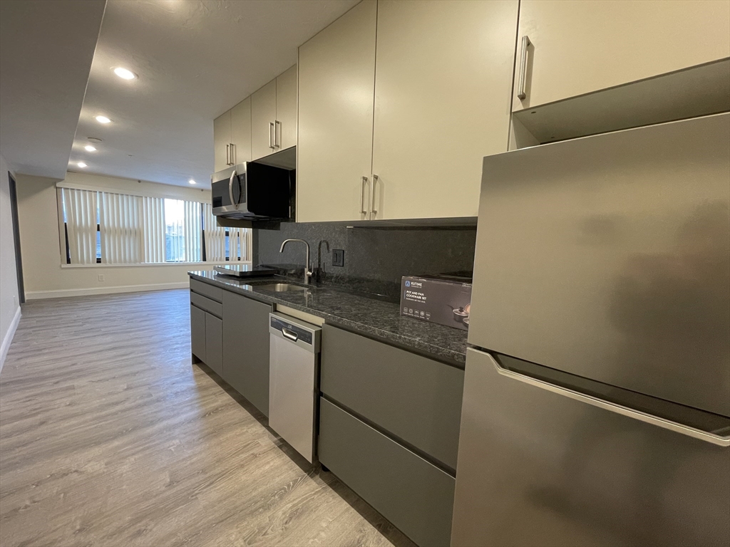 Studio bed, 1 bath apartment for rent at 1028 Commonwealth Ave Unit 402, Boston — photo 3 of 10