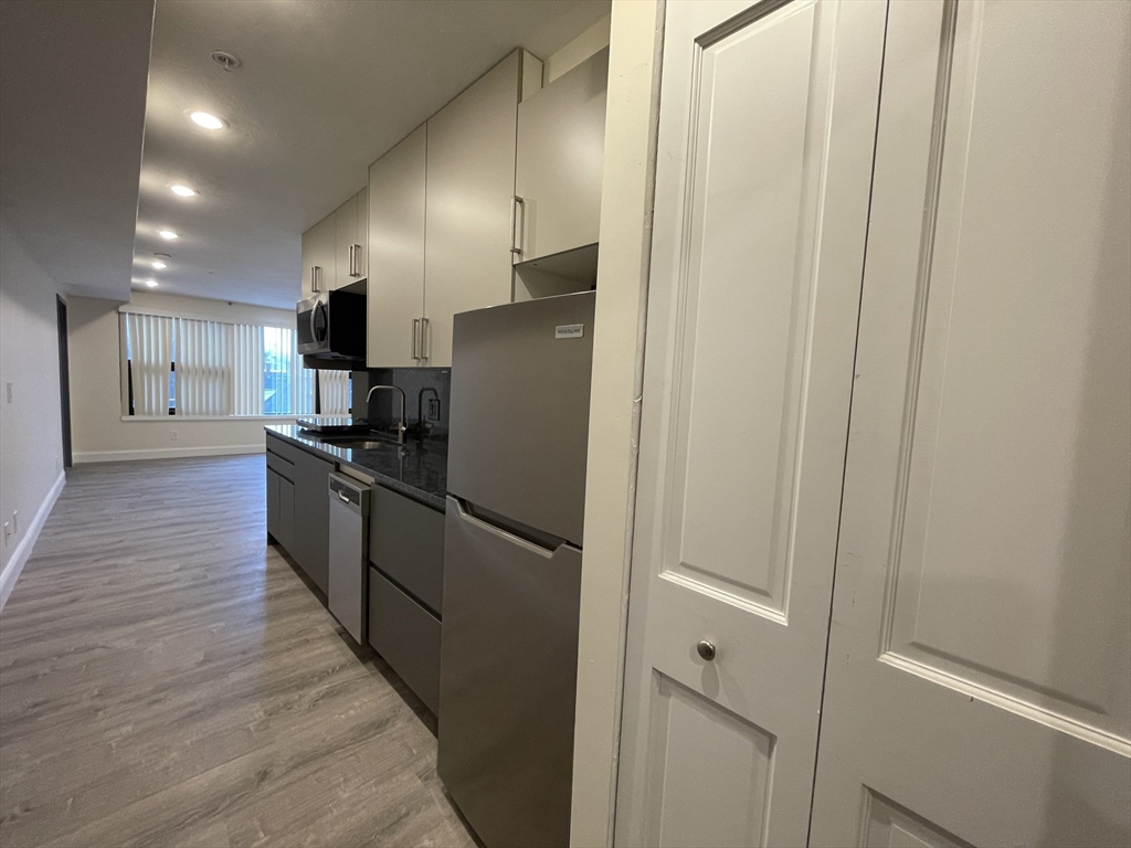 Studio bed, 1 bath apartment for rent at 1028 Commonwealth Ave Unit 402, Boston — photo 1 of 10