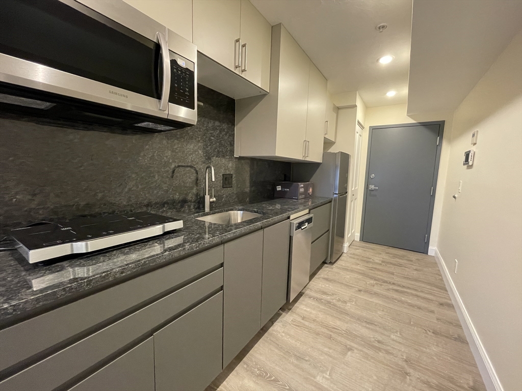 Studio bed, 1 bath apartment for rent at 1028 Commonwealth Ave Unit 402, Boston — photo 5 of 10