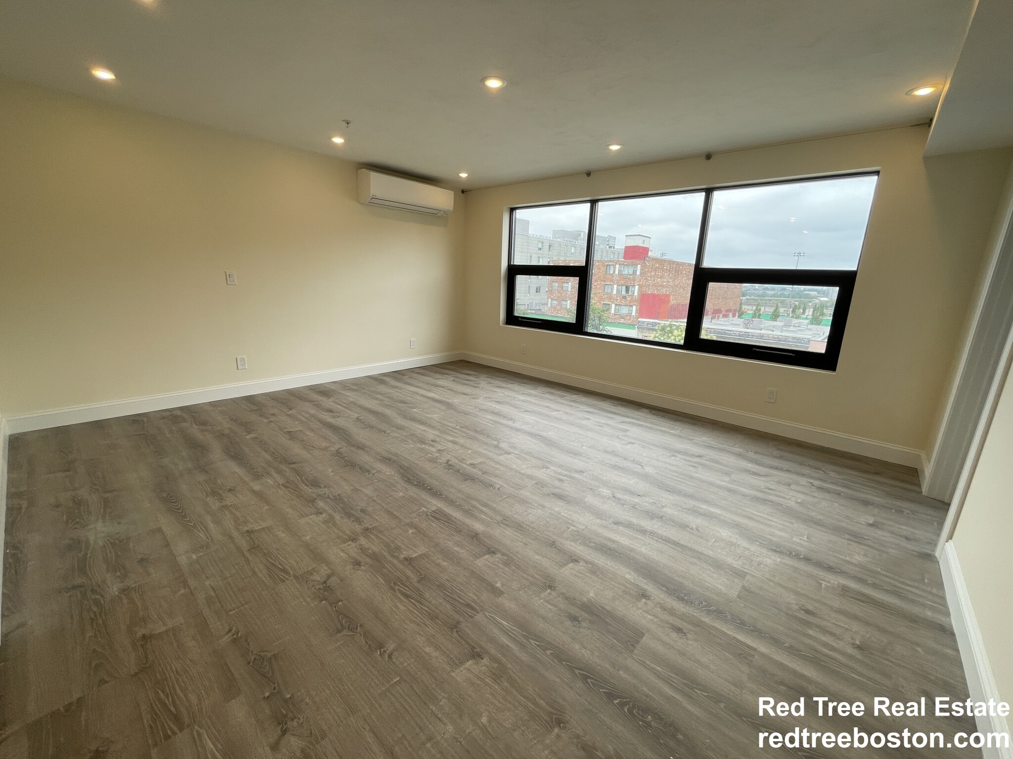 1 bed, 2 bath apartment for rent at 1028 Commonwealth Ave Unit 403, Boston — photo 4 of 26