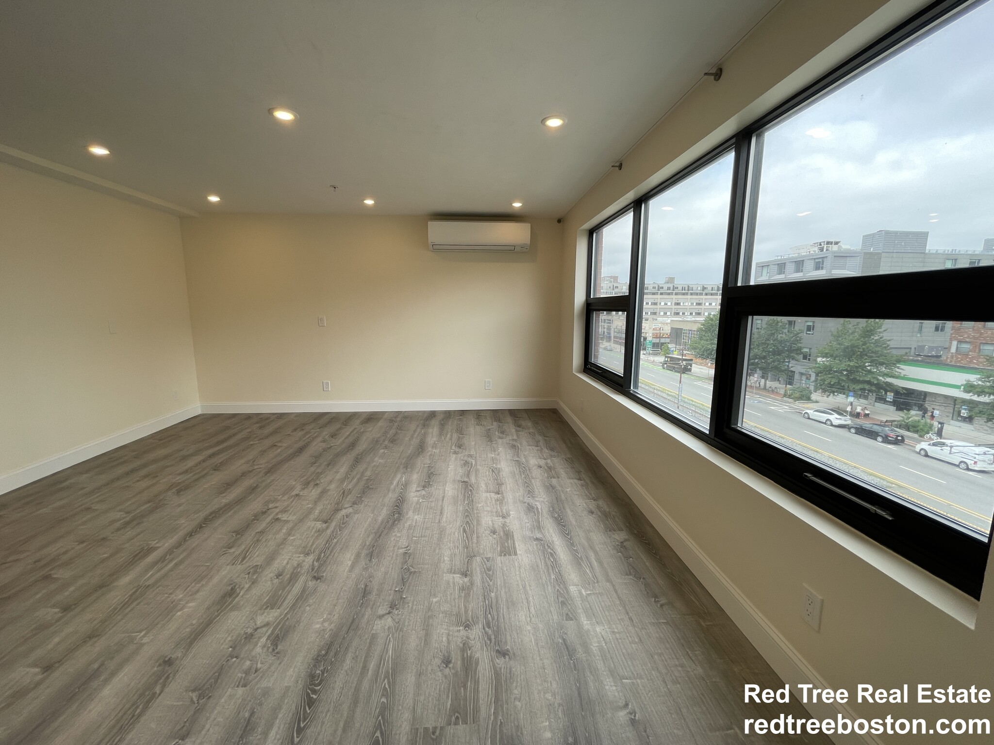 1 bed, 2 bath apartment for rent at 1028 Commonwealth Ave Unit 403, Boston — photo 2 of 26